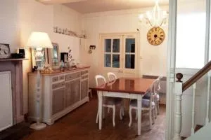 House at the foot of the castle of Fougeres - 富热尔