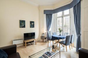 Cosy High-ceiling Victorian flat with balcony - 2mins to Hyde Park, Kensington Palace, NottingHill, High Street Kensington,2BR 2Baths
