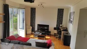 Fougères 77 m2, 2 chambres, garage , Balcon - 富热尔