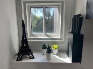 Bright Private Suite in Cabbagetown, Steps to Shops & Downtown Toronto