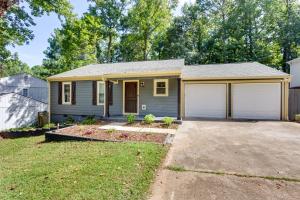 obrázek - Charming Alpharetta Home with Spacious Yard!