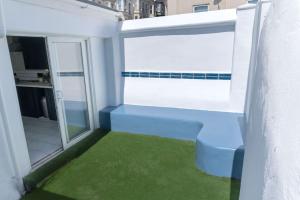 Large Home Sleeps 6 Central Location Free Parking