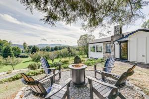 Updated and Modern Waynesville Cottage with Fire Pit - 3hvězdičkové hotely ve městě Waynesville