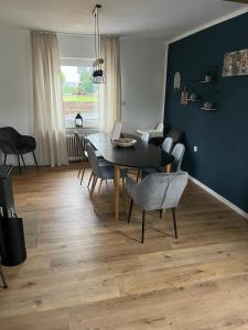 Weitblick auf Berg, Wald und Wiese