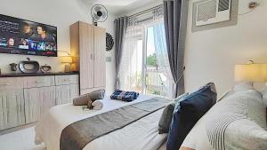 CityCondo, 2nd Fl, 30 sqm, near CPU, balcony and parkview, Netflix, free parking