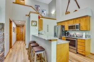 Walk to Ski Lift Renovated Condo in Breckenridge!