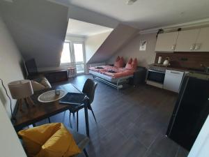 Neumühler Hof- Ferienwohnung "Benjamin" mit großer Privater Dachterasse und guter Anbindung in die City