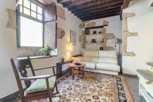 Amiga Mia Traditional House