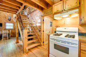 Hot Tub and Furnished Porch Balsam Grove Cabin