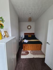 Business Friendly 2BR House Sleeps 5, Wi-Fi, Workspace & Free Parking