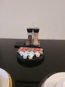 Business Friendly 2BR House Sleeps 5, Wi-Fi, Workspace & Free Parking