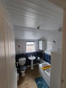 Business Friendly 2BR House Sleeps 5, Wi-Fi, Workspace & Free Parking