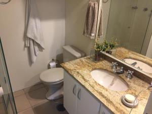 Flat 2 dormitórios - 1 quadra da praia - Pitangueiras Guarujá