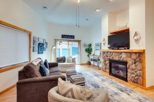 Lake Minocqua Condo with Shared Fire Pit!