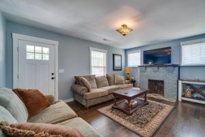 1001 Sevier Bungalow 2 Mi to Neyland Stadium! - 3hvězdičkové hotely ve městě Knoxville