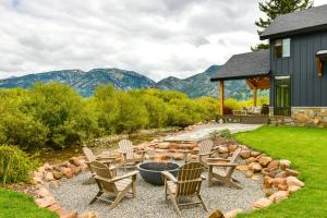 Modern Turnerville Cabin with Hot Tub and Scenic Views