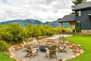 Modern Turnerville Cabin with Hot Tub and Scenic Views - Daniel