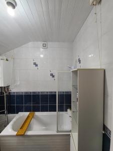 Business Friendly 2BR House Sleeps 5, Wi-Fi, Workspace & Free Parking