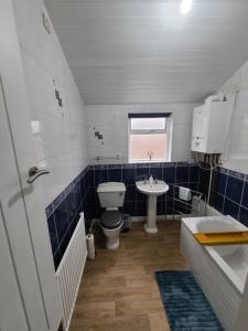 Business Friendly 2BR House Sleeps 5, Wi-Fi, Workspace & Free Parking