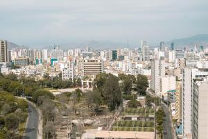 3BR 2Bths Exclusive apartment King Bed Suite with balcony and private parking