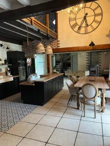 Maisons de vacances Magnifique longere avec piscine a la campagne : Maison 1 Chambre