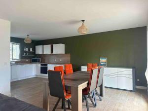 Maisons de vacances Maison 100m2 4 chambres avec piscine jardin paysage : photos des chambres