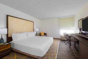 Standard Room room in Holiday Inn La Mirada near Anaheim an IHG Hotel