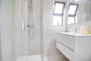 Modern Oasis 500m Beach with AC WiFi Pool