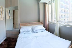 Monarch Parksuites - Balmoral Place (near NAIA, MOA, MOA Arena, DFA)