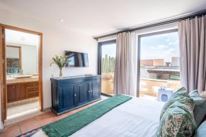 Angelic Centro 2BR, Pool & Jacuzzi, Gated Village