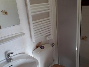 Studio cosy, proche centre, 3 étoiles, Wi-Fi, parking privé, accès skis et VTT, à 350m des télécabines - FR-1-671-113