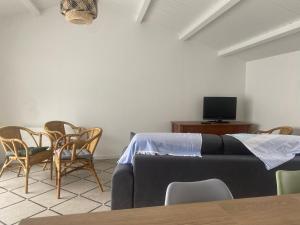 Maison rénovée 2 ch, terrasse, proche plage et centre, parking, équipements complets, animaux ok - FR-1-22-356