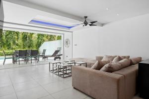 The Fairways Villas - 5 bedrooms & bathroom for up to 14 guests 7kms to Patong