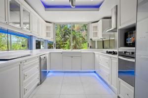 The Fairways Villas - 5 bedrooms & bathroom for up to 14 guests 7kms to Patong