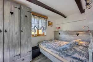 Romantic Haven with Hot Tub - Happy Rentals