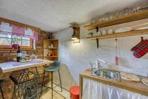 Romantic Haven with Hot Tub - Happy Rentals