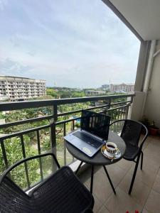 Stylish 2 Bedroom Condo Near BGC and Airport with Fast WiFi