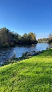 Pieni omakotitalo joen rannalla - 上维耶斯卡