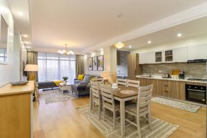 Luxe Home With Lovely Views, Balcony, Gym&Pool