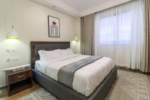 Luxe Home With Lovely Views, Balcony, Gym&Pool