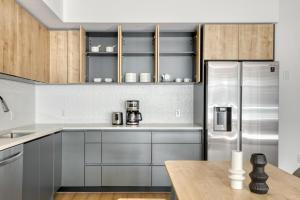 Downtown 1BR w Pool Gym WD nr Staples Center LAX-545