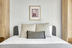 Downtown 1BR w Pool Gym WD nr Staples Center LAX-545