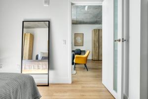 Downtown 1BR w Pool Gym WD nr Staples Center LAX-545