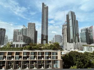 Luxurious Downtown condo wtrain access