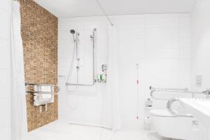 Queen Room - Mobility Access room in Hampton By Hilton Kalisz
