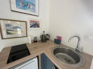 Maisons d'hotes 1 Rue Pasquet Pool Suite with Kitchen : photos des chambres
