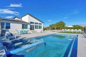 Rainbow Oasis - Dos Palmas Corners