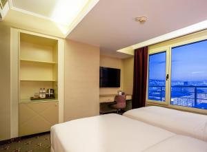 Twin Room room in DoubleTree by Hilton Izmir - Alsancak