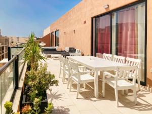 XL Terrace Penthouse BBQ 200m From The Sea and Square