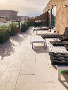 XL Terrace Penthouse BBQ 200m From The Sea and Square